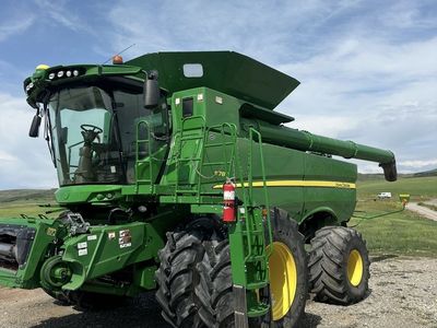 John Deere S780 Combine W/ JD 735D Head