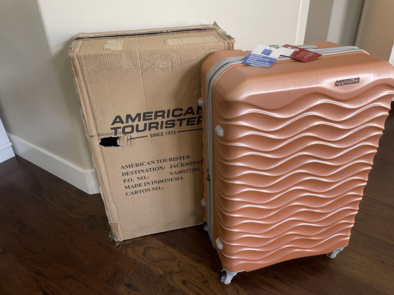 New in box 28" American Tourister Pirouette NXT Hardside Large Checked Luggage with Spinner Wheels