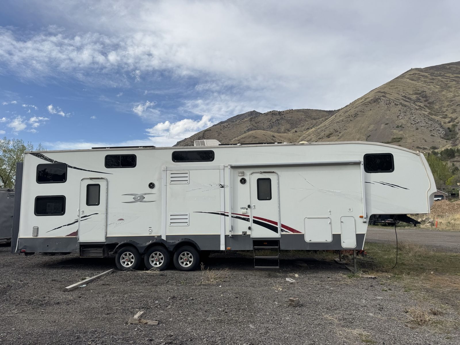2008 Keystone Fuzion Toy Hauler 38’ 13.5 ft garage