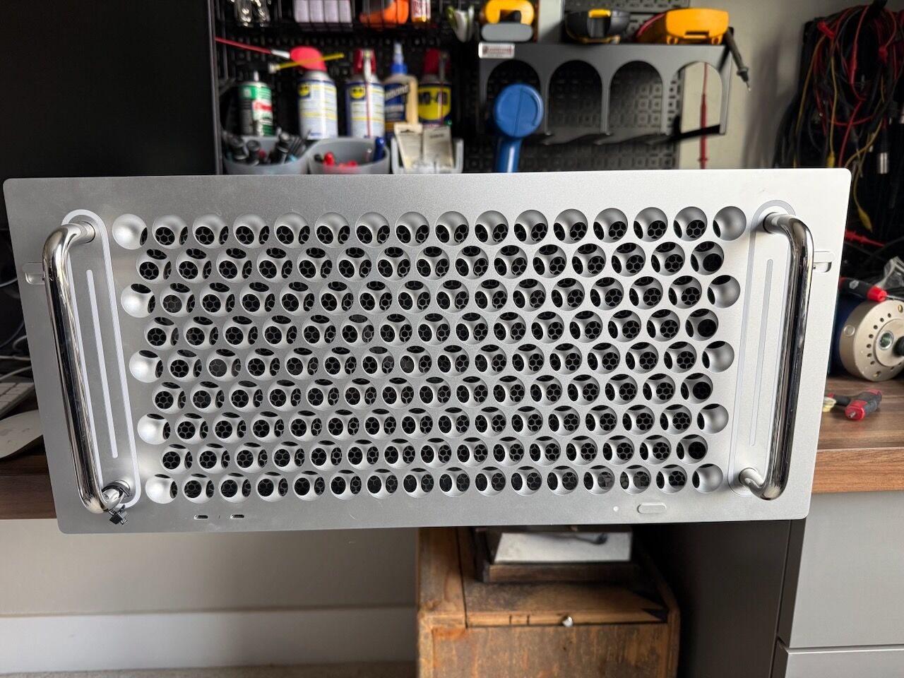 2021 (2019 model) Apple Mac Pro Rack Mount 3.2GHz 16-Core 192GB RAM 2TB SSD AMD Radeon Pro 580X and 4TB extra storage
