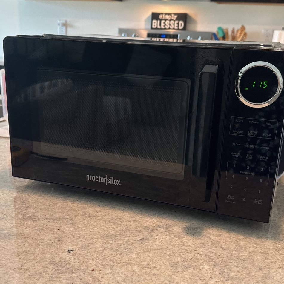Like New Proctor Silex Black Countertop Microwave