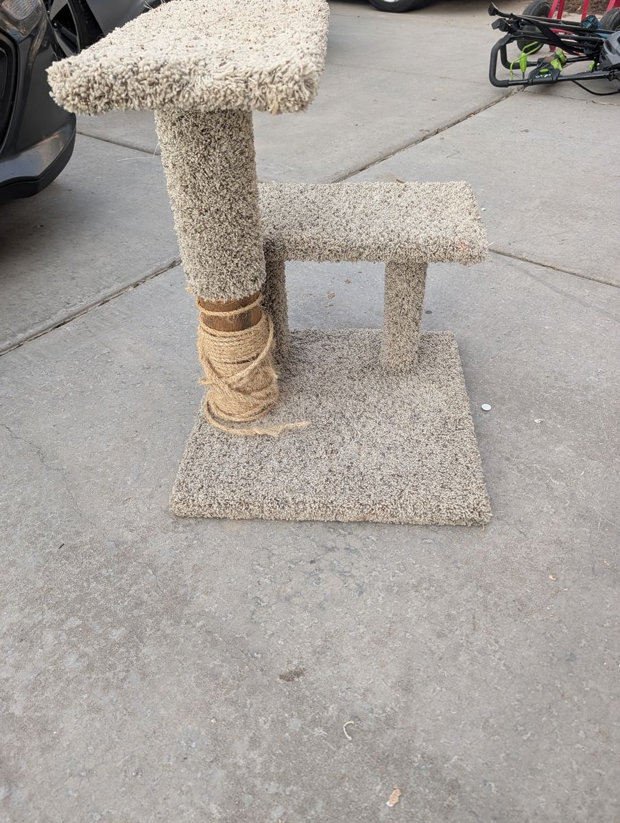 Cat scratching post