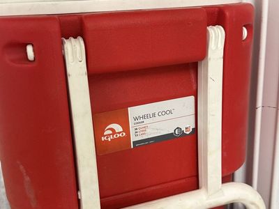Igloo Wheelie Cool 38 Qt / 36 Liters / 53 Can Cooler - Red & White