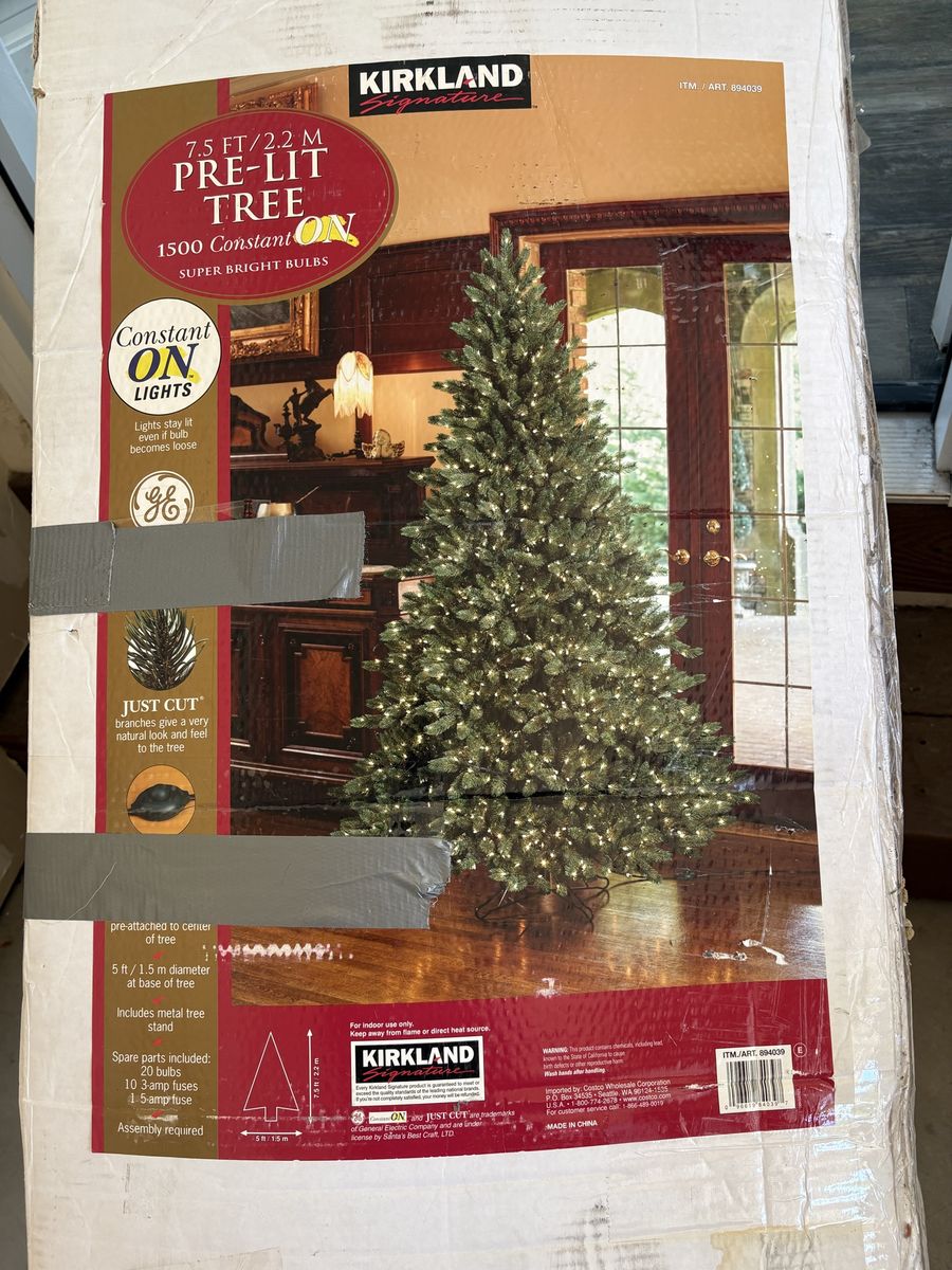 Kirkland Signature 7.5ft Pre-Lit Artificial Christmas Tree with 1500 Constant On Lights