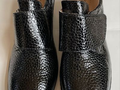 Women Black Patent Leather Textured Hook and Loop Closure Loafers Size 40