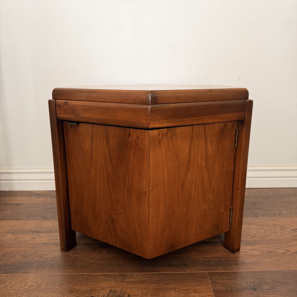 MCM Barrel table