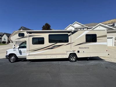 2017 Winnebago Minnie Winnie 31K – Low Miles!