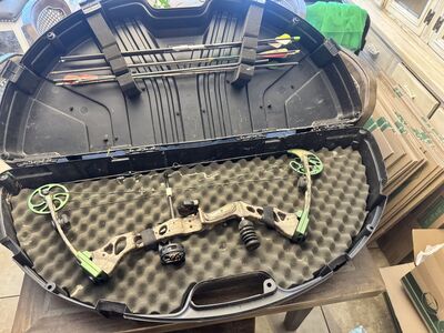 Bear Instinct 70 lbs Compound Bow w/ Case