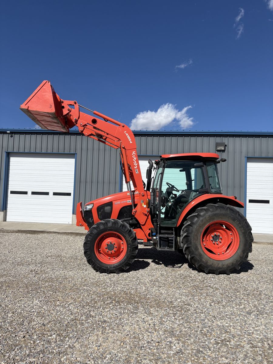 Kubota M5-091 tractor