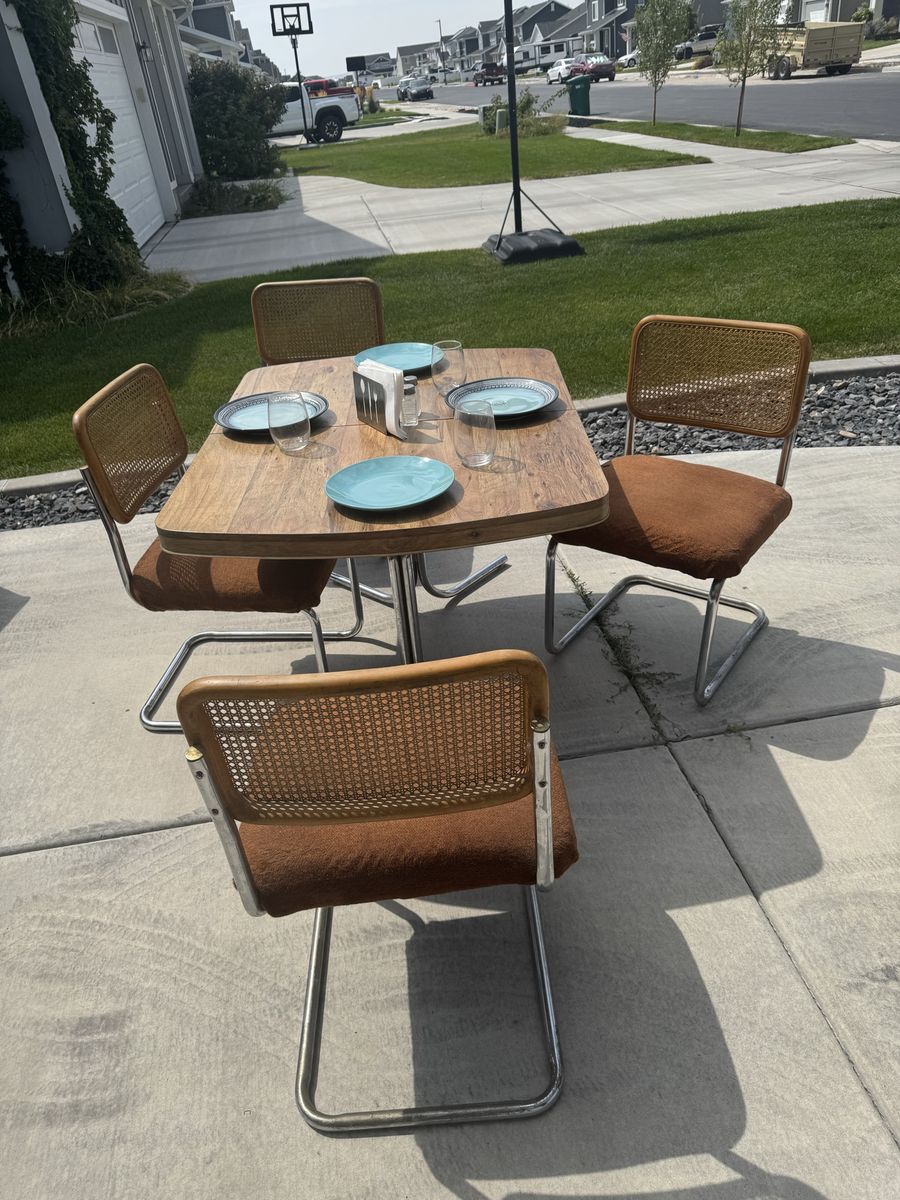 Dining room table and 4 chairs!
