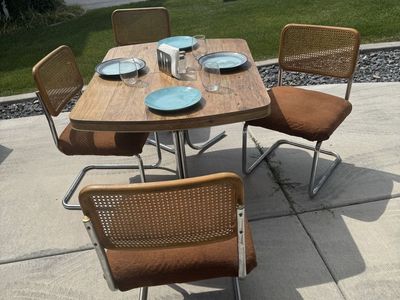 Dining room table and 4 chairs!