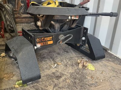 CURT A25 5th Wheel Hitch Compatible with Silverado/Sierra 2500/3500 HD 8' Bed Puck System