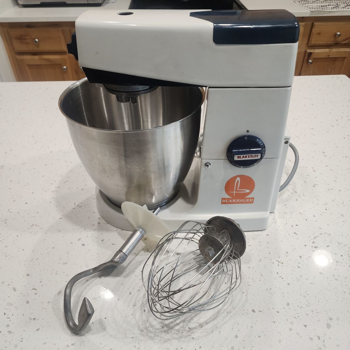 BLAKESLEE A717 7 QUART STAND MIXER w/ ATTACHMENTS WORKS GREAT SOLID WORKHORSE MAKES LARGE BATCHES OF COOKIES & BREAD