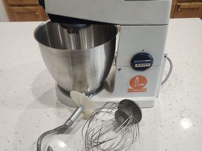 BLAKESLEE A717 7 QUART STAND MIXER w/ ATTACHMENTS WORKS GREAT SOLID WORKHORSE MAKES LARGE BATCHES OF COOKIES & BREAD