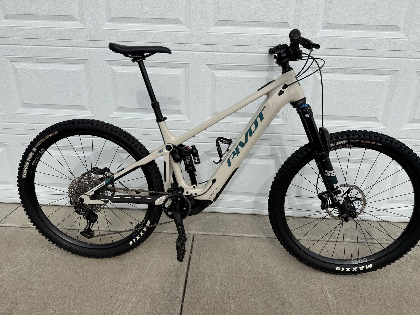 2024 Pivot Shuttle AM Large Carbon eMTB - 745 Mile