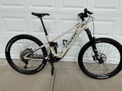 2024 Pivot Shuttle AM Large Carbon eMTB - 745 Mile
