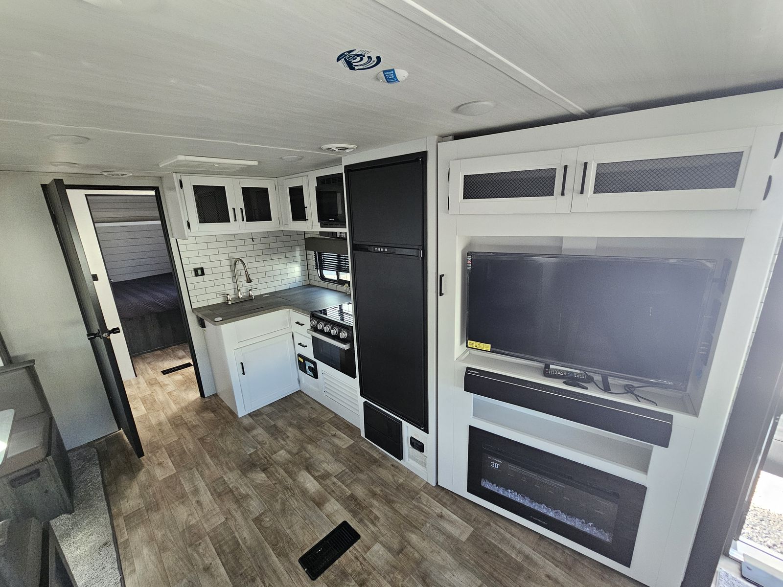 Main image 6