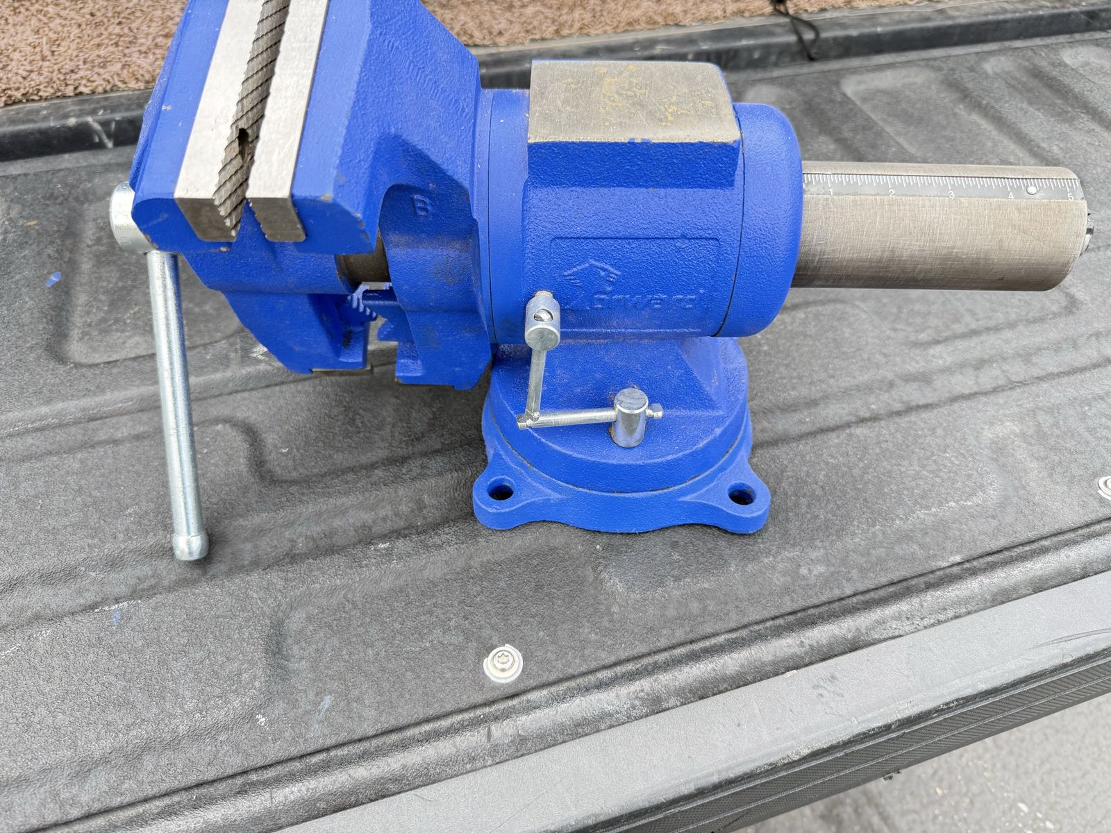 Heavy duty bench vice