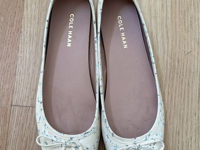 Cole Haan Ballet Flats Women's Size 7.5B Butter yellow with blue florals Bow Round Toe Slip-On Shoes