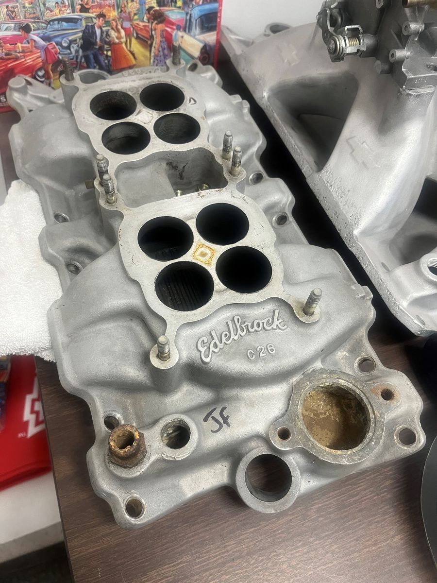 Edelbrock C26 2x4 Intake SBC