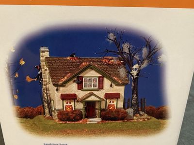 Halloween Department 56: 2 houses, 4 accents