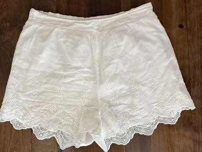 Lauren Conrad eyelet lace white shorts S inseam 3.5