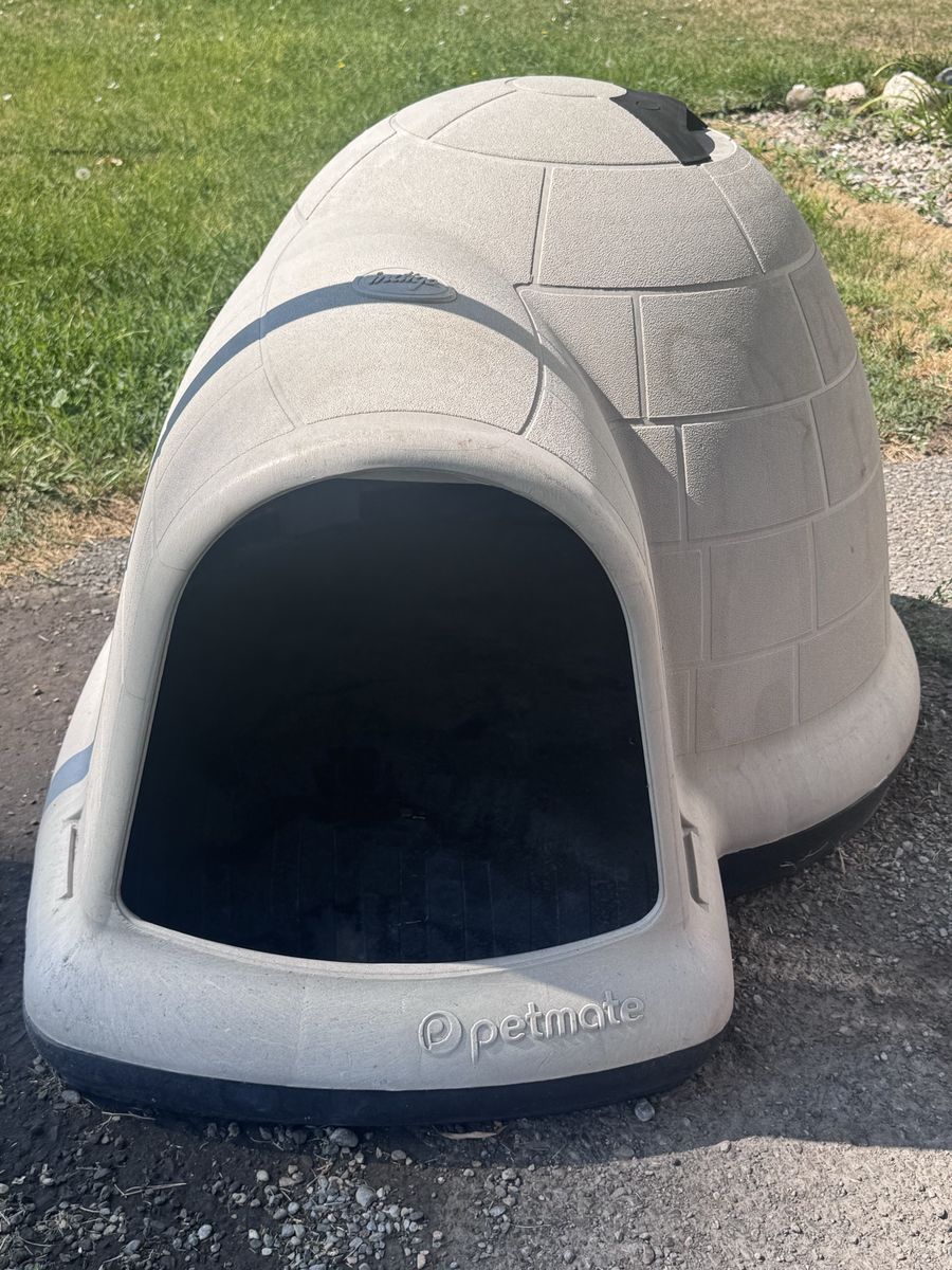 XL Petmate Outdoor Dog House
