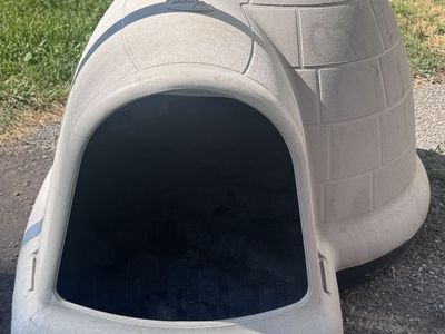 XL Petmate Outdoor Dog House