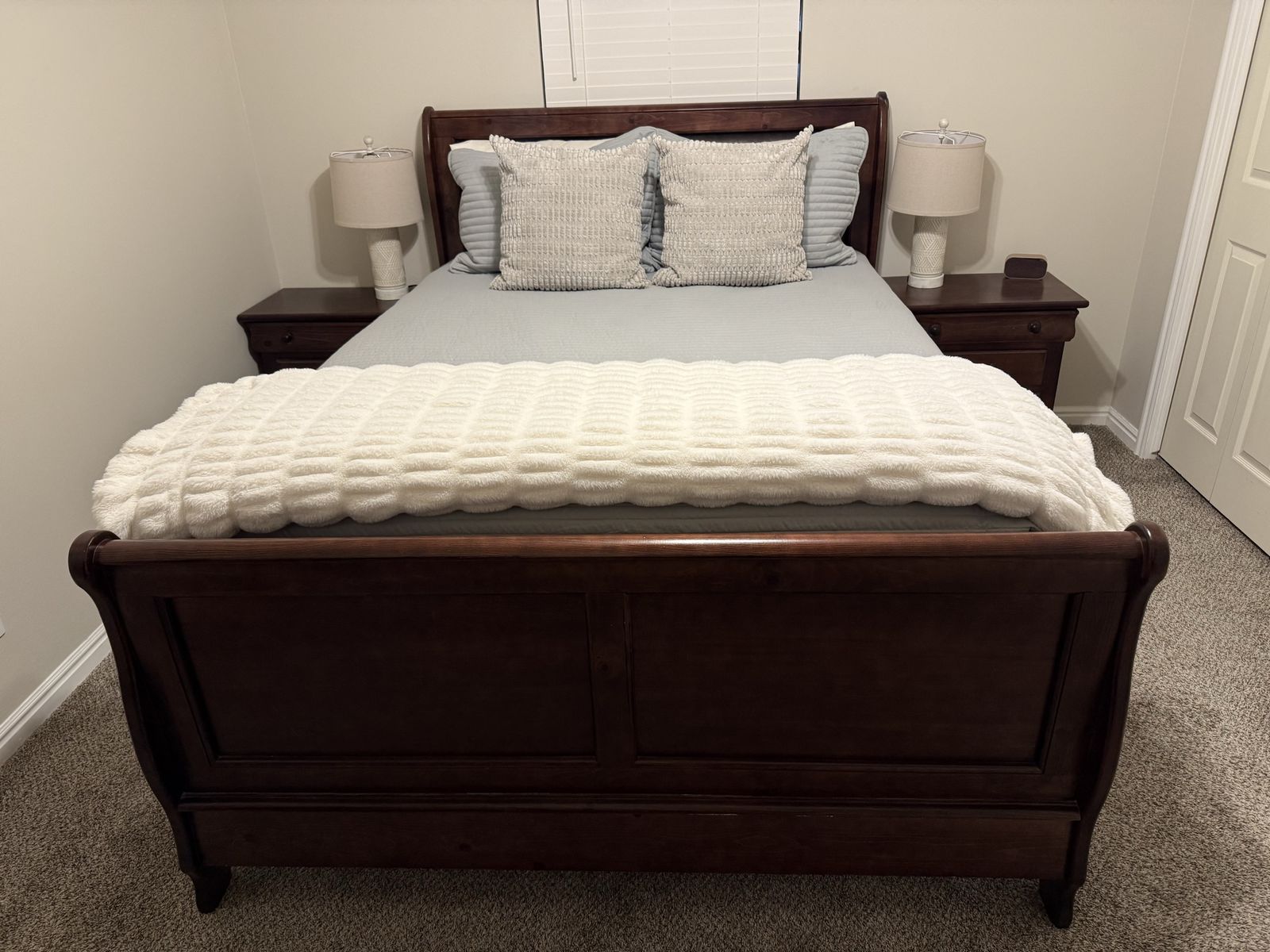 Brown Wood Queen Bedroom Set (4-piece)