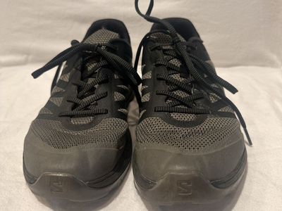 Salomon men’s size 9 Outrise black/gray mesh and textile trail shoes.