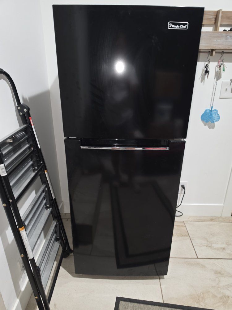 Magic Chef Black Top Freezer Refrigerator. 
