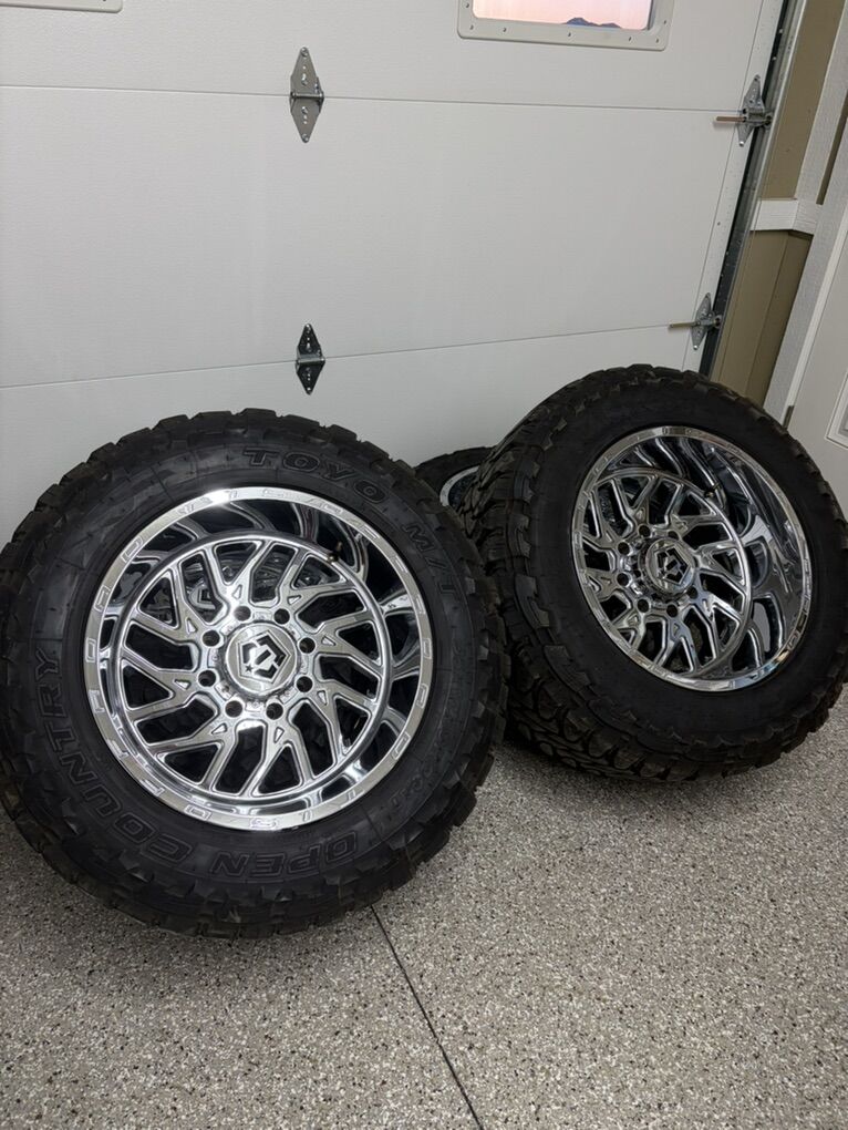 20x12 8x180 Tis Wheels On 35/12.50R20 Toyo Tires