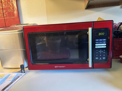 Emerson Red 900 Watt Microwave
