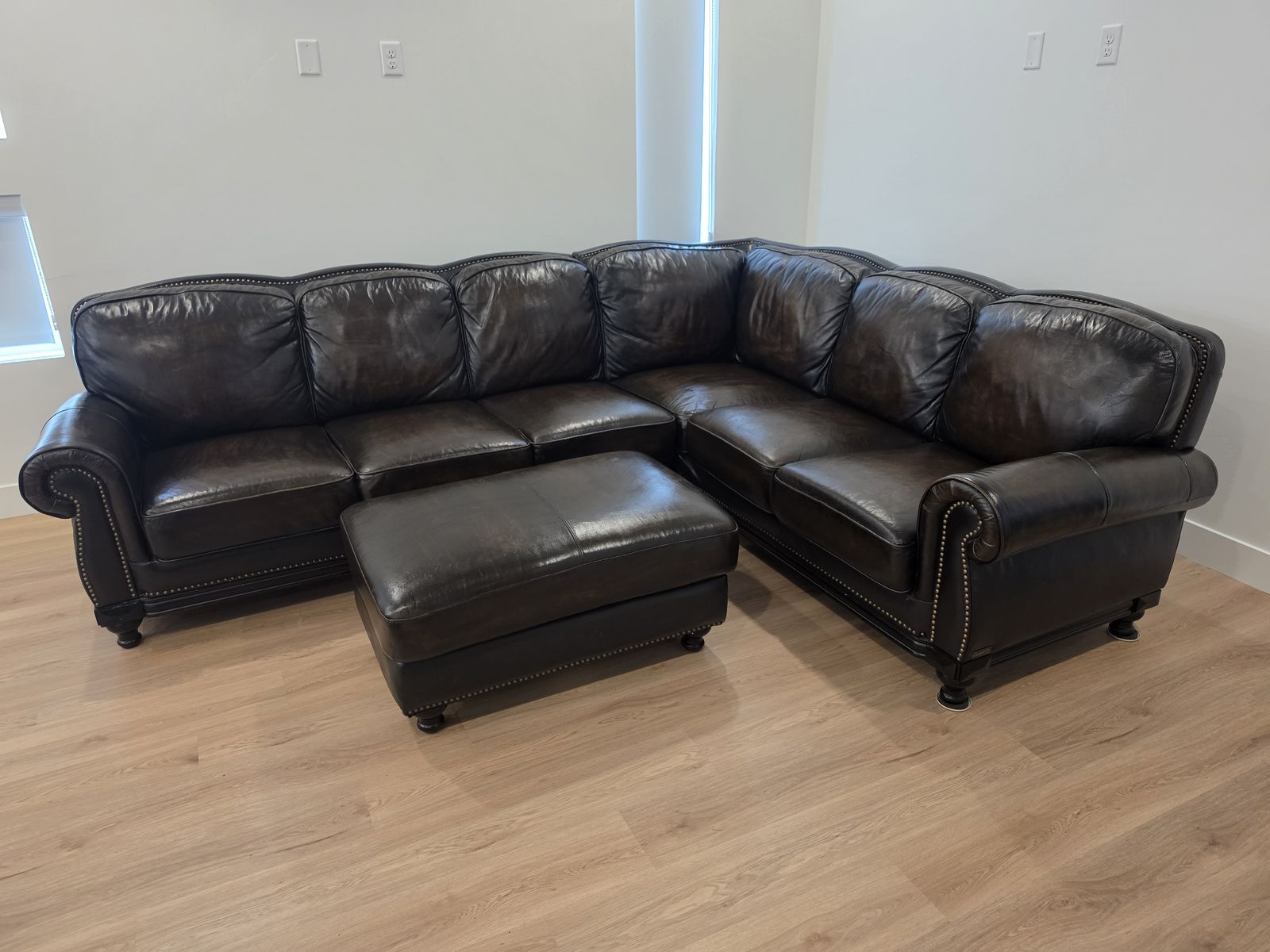 Venezia Top Grain Leather Sectional and Ottoman