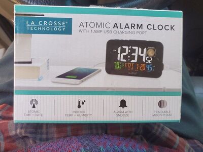 Atomic Alarm Clock + USB Charging Port