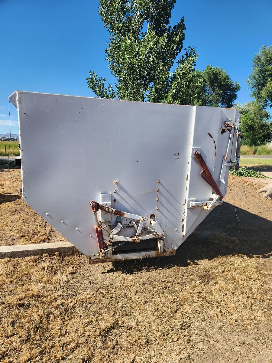 SELF UNLOADING POTATO BED