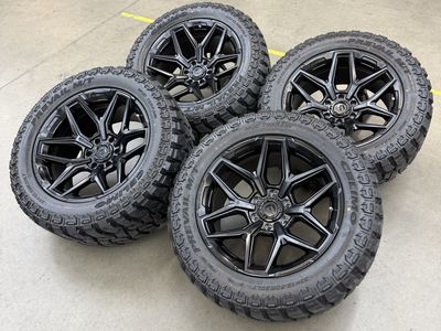 NEW 20x10 fuel “flights”/ 33x12.50r20 prevail m/t 6x5.5