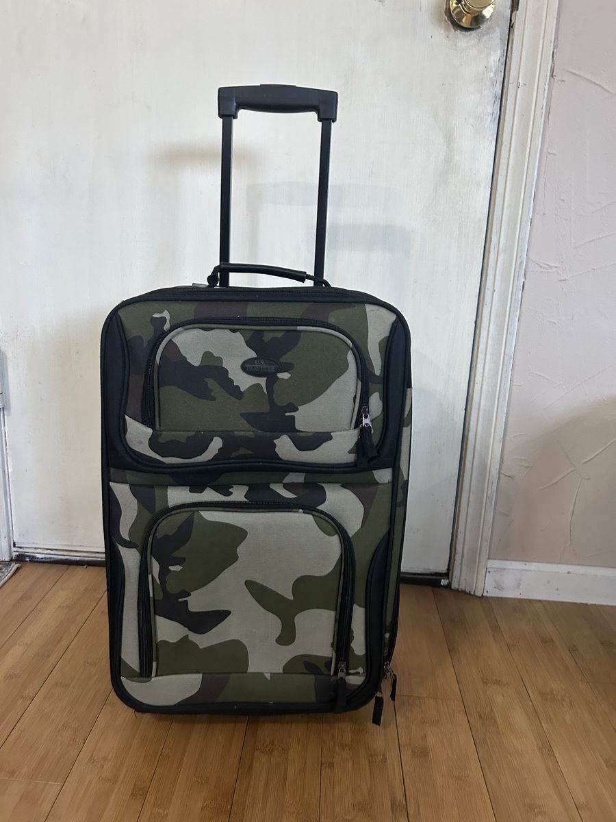 Camo Carry on luggage w/wheels & handle