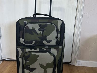 Camo Carry on luggage w/wheels & handle