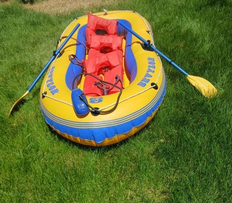 Sevylor Caravelle K65 Inflatable Boat Dinghy Raft with air pump, oars & Life Vests.