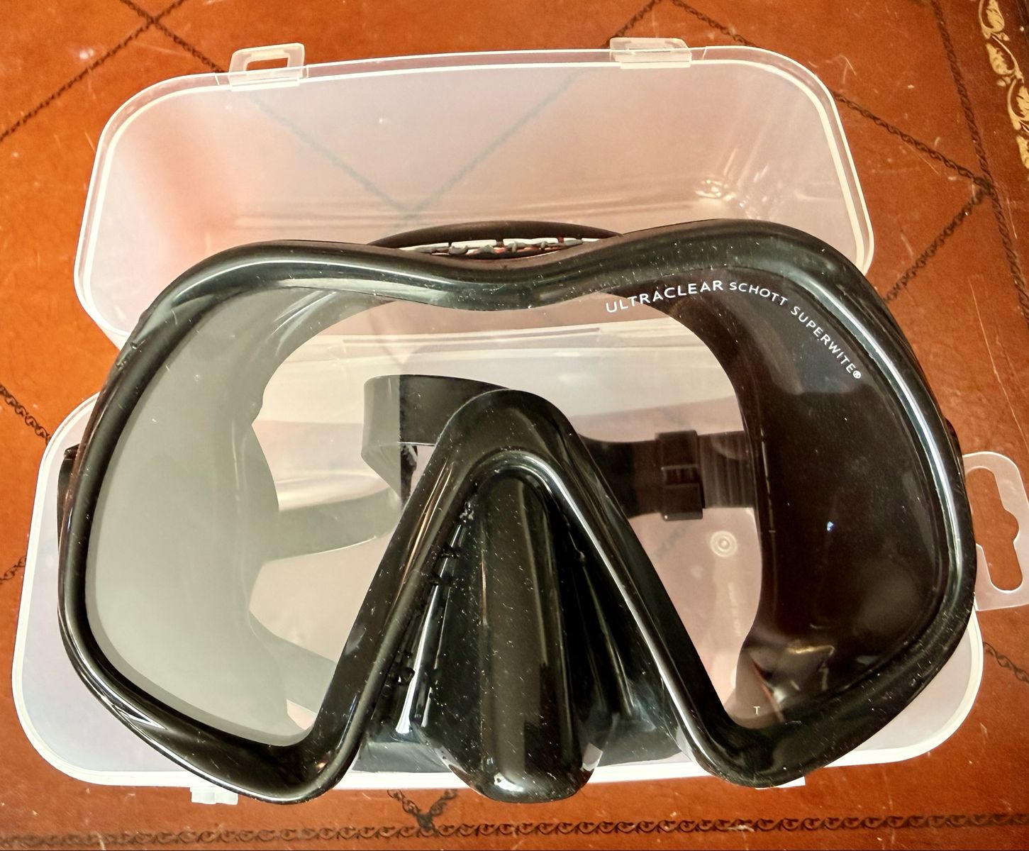 Atomic Aquatics Venom Scuba Diving Mask with Case - Black