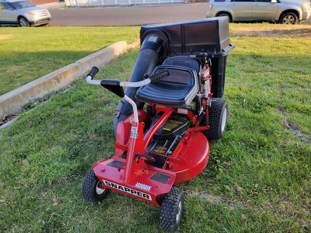 Snapper Hi-Vac Rear Engine Riding Lawn Mower with Bagger, 13.5 HP Briggs & Stratton