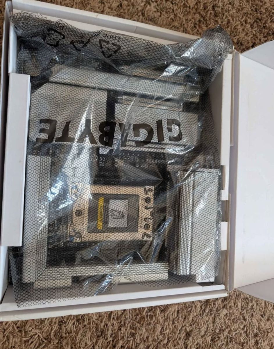 GIGABYTE TRX50 AERO D STR5 DDR5 AMD TRX50 EATX Motherboard & Threadripper 7970x