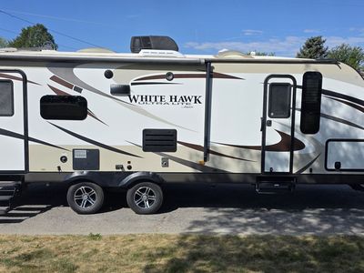 2015 Jayco White Hawk – Sleeps 6, lightweight, large slide, 4-season