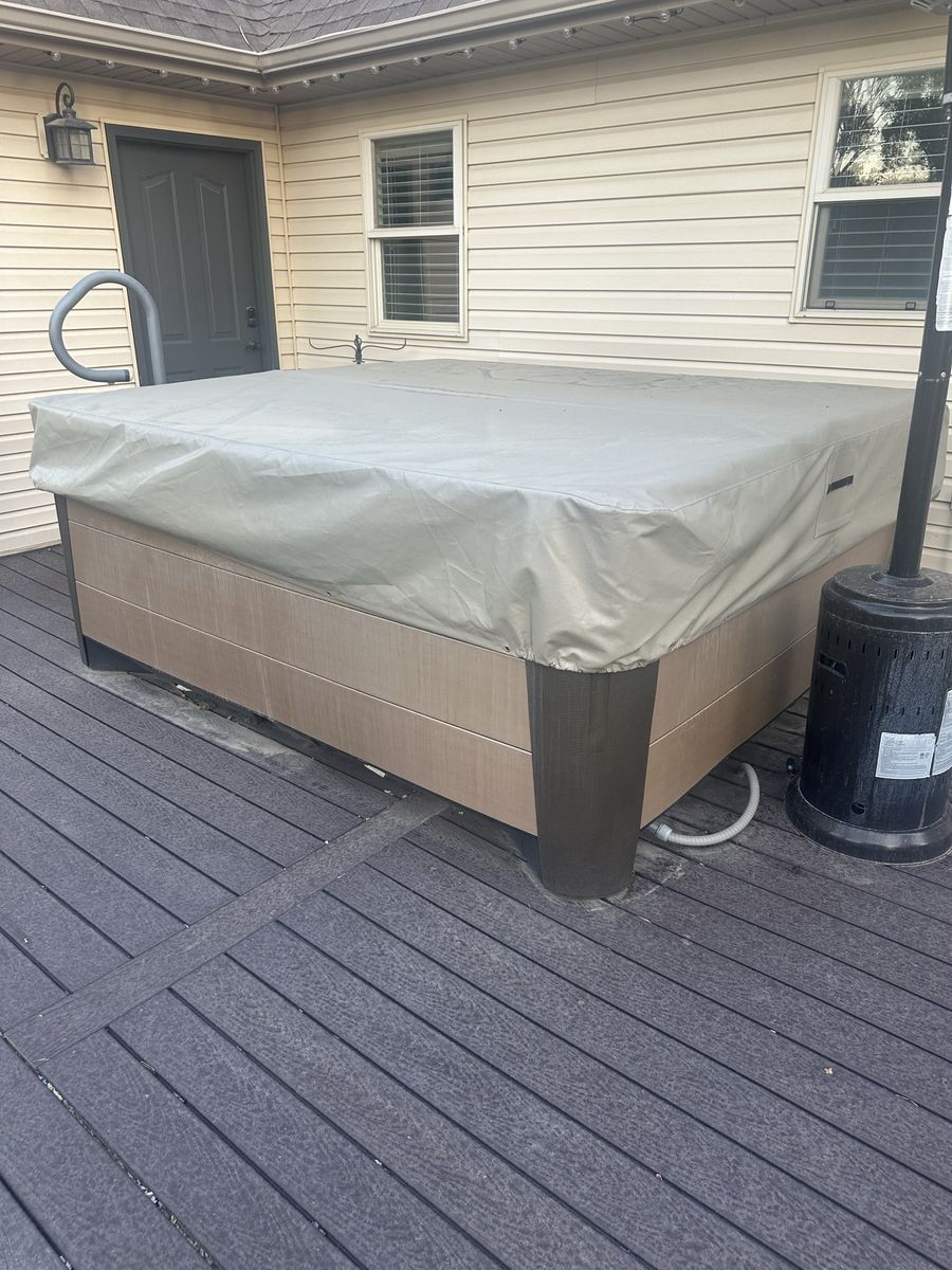 2022 Hot Springs Grandee Hot Tub - Used Excellent Condition, Outdoor Spa