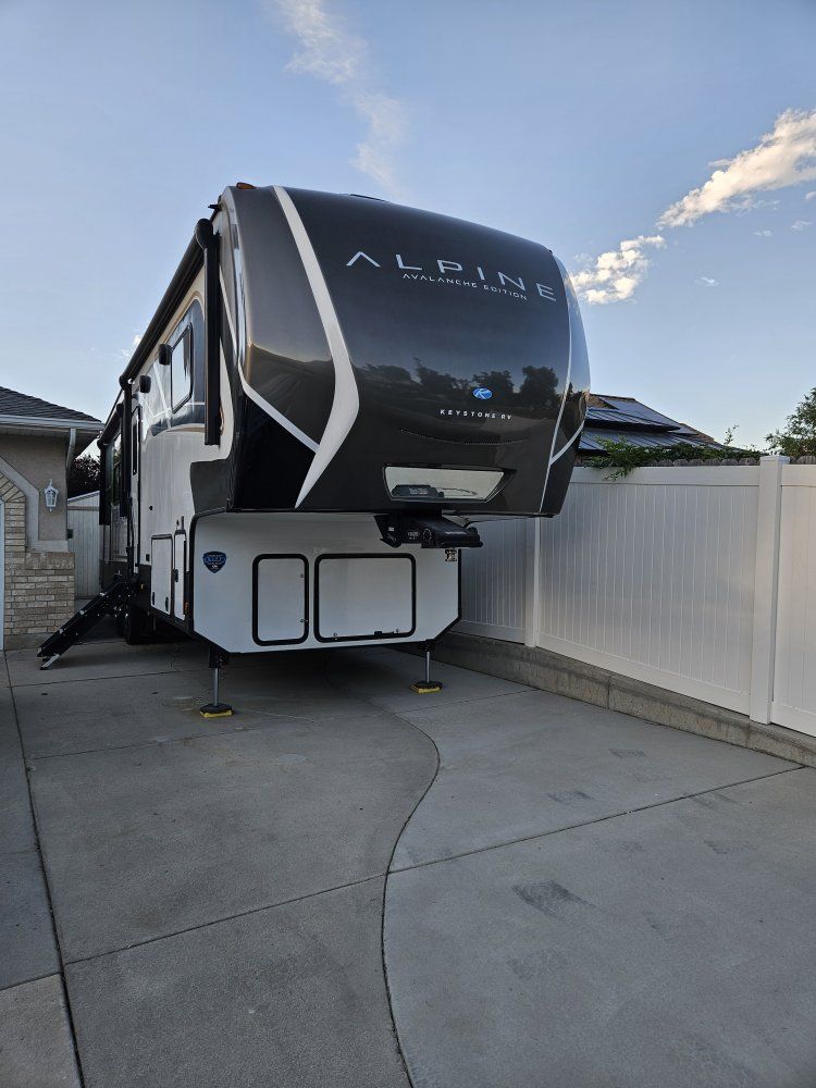 2024 Avalanche by Alpine 5thwheel 