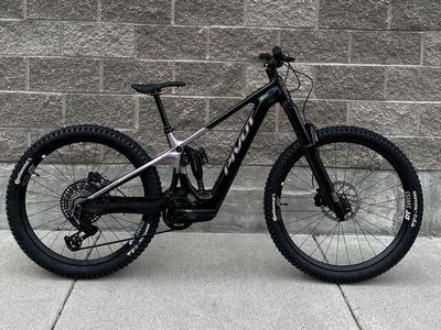 Pivot Shuttle AMP'd PRO XO Medium