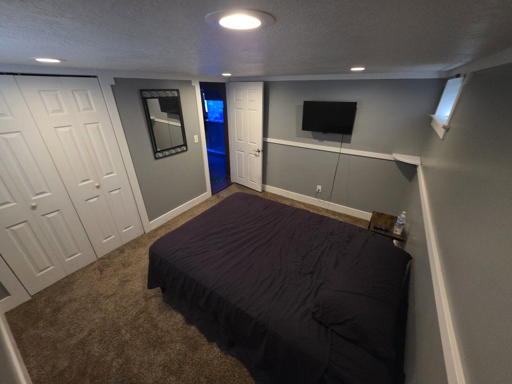 Room for rent / private bathroom in sandy located off 90th and 700 east