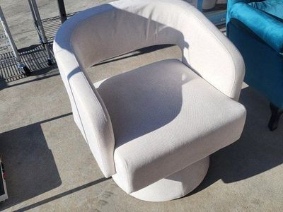 360° Swival Fabric Accent Chair
Qty-1