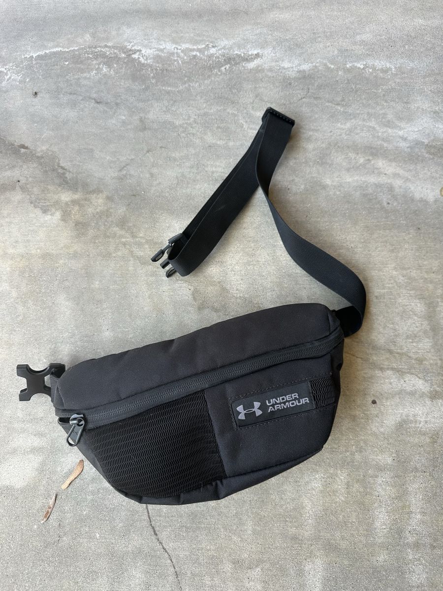 Under armor fanny pack black, like new
